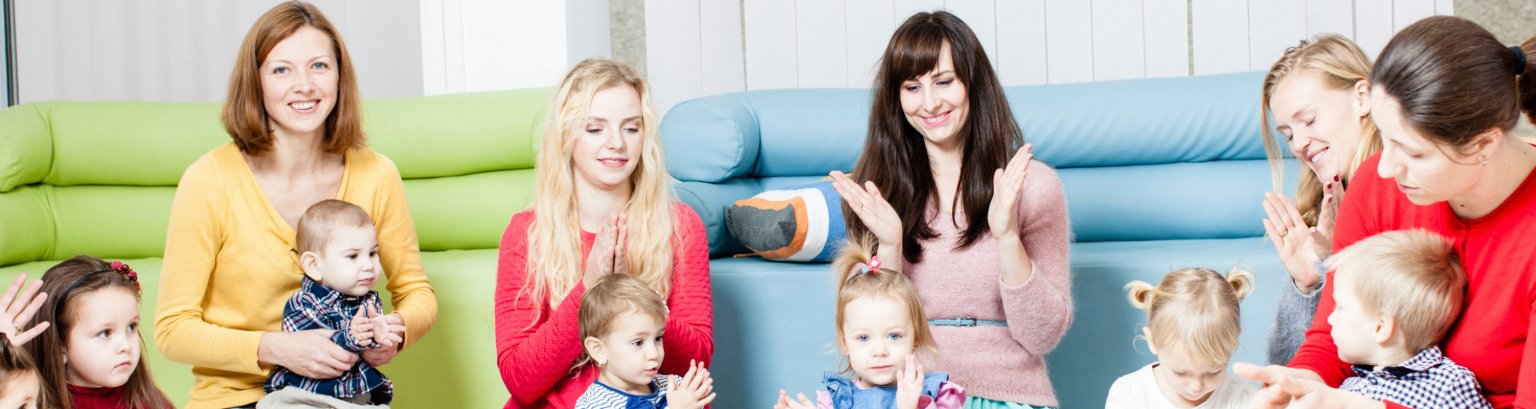 Mütter mit ihren Kindern beim Spielen Mütter mit ihren Kindern beim Spielen