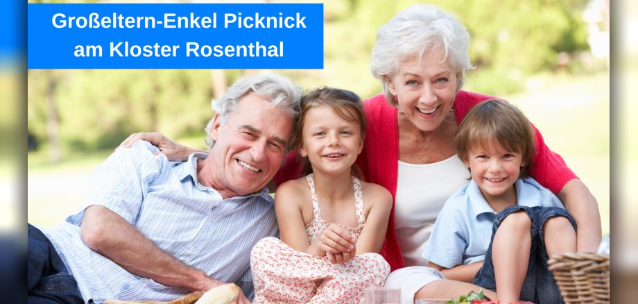 Großeltern mit Kindern beim Picknick