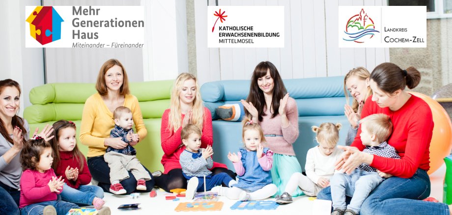 Mütter, die mit ihren Kindern spielen Mütter, die mit ihren Kindern spielen