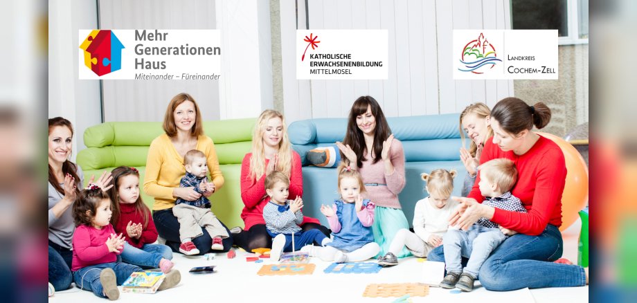 Das Bild zeigt eine Gruppe von Frauen und kleinen Kindern, die lächelnd und klatschend auf dem Boden sitzen. Im Hintergrund sind Sofas zu sehen. Oben im Bild sind drei Logos platziert: Eines mit der Aufschrift „Mehr Generationen Haus Miteinander – Füreinander“, ein weiteres mit „KATHOLISCHE ERWACHSENENBILDUNG MITTELMOSEL“ und ein drittes mit „LANDKREIS COCHEM-ZELL“.