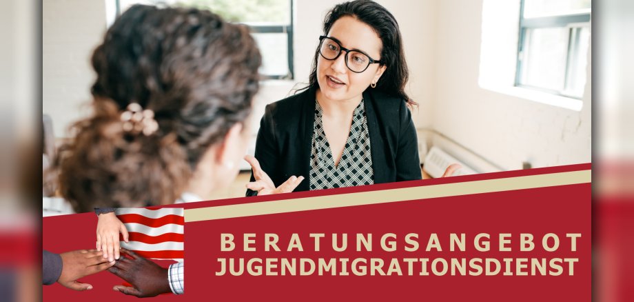 zwei Frauen sitzen sich gegenüber und führen eine Unterhaltung, Text im Bild: Betratungsangebot Jugendmigrationsdienst