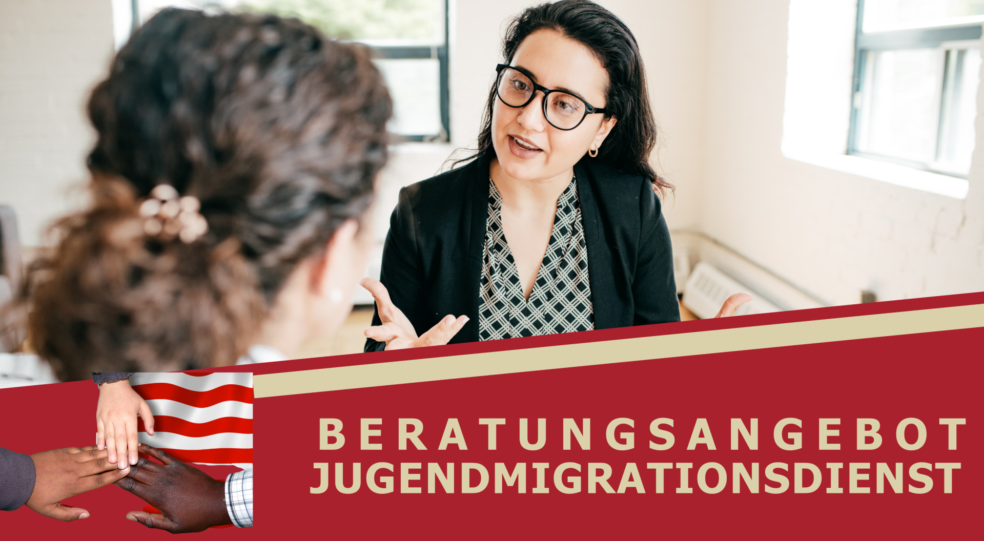 zwei Frauen sitzen sich gegenüber und führen eine Unterhaltung, Text im Bild: Betratungsangebot Jugendmigrationsdienst