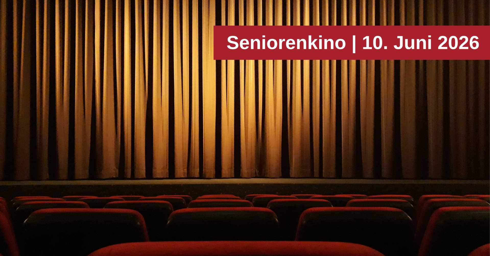 Das Bild zeigt einen Kinosaal mit roten Sitzen im Vordergrund und einem geschlossenen goldenen Vorhang im Hintergrund. Über dem Vorhang befindet sich ein roter Balken mit der weißen Aufschrift "Seniorenkino | 10. Juni 2026"